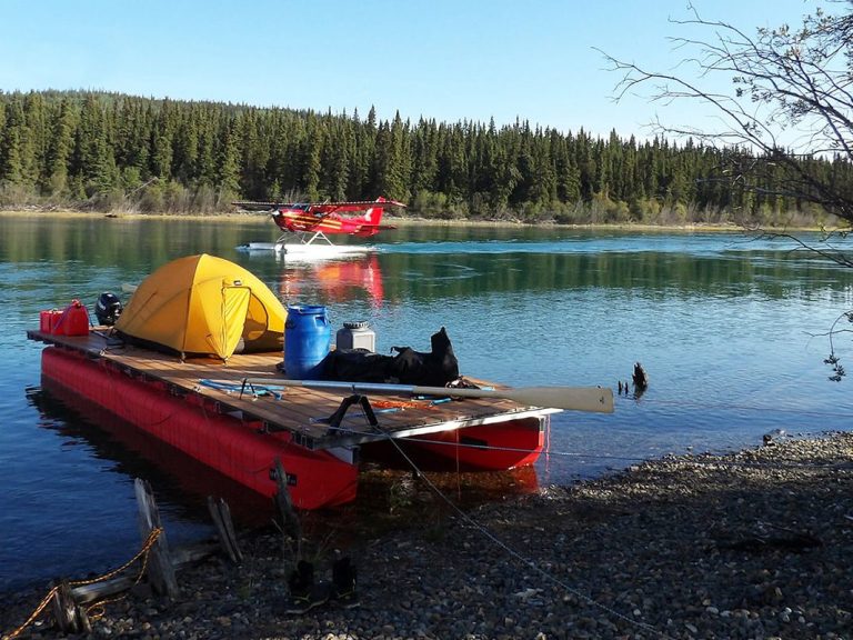 Am Upper Lake Laberge © Michael Kresse Das Floß liegt ruhig am Ufer, während ein Wasserflugzeug auf dem See landet – Alltag auf dem Yukon, irgendwo nördlich von Whitehorse.